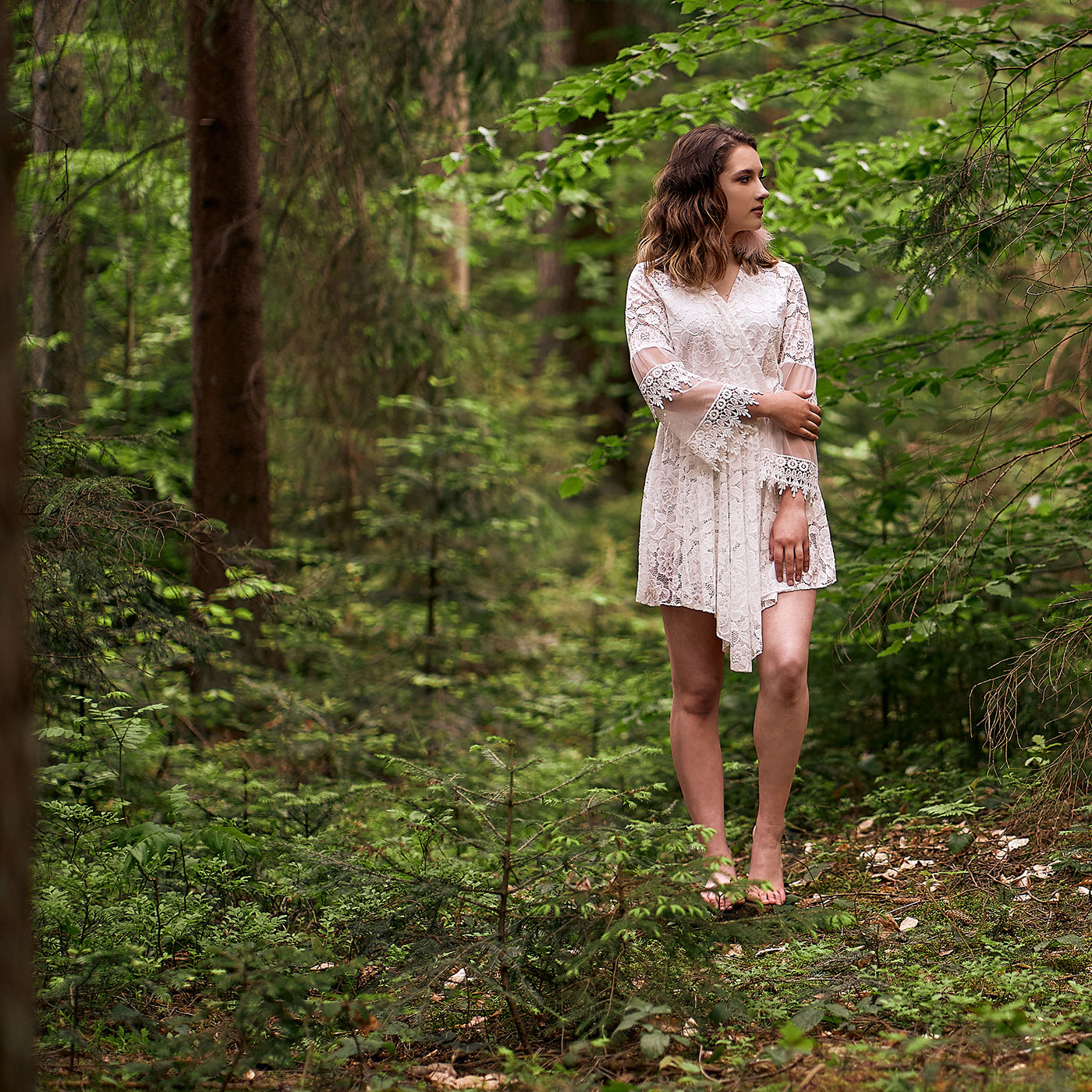 dziewczyna w lesie
